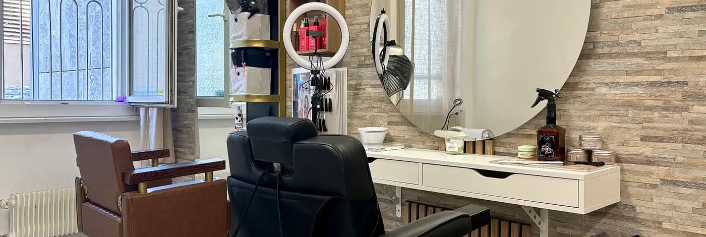 Un poste de coiffage du salon